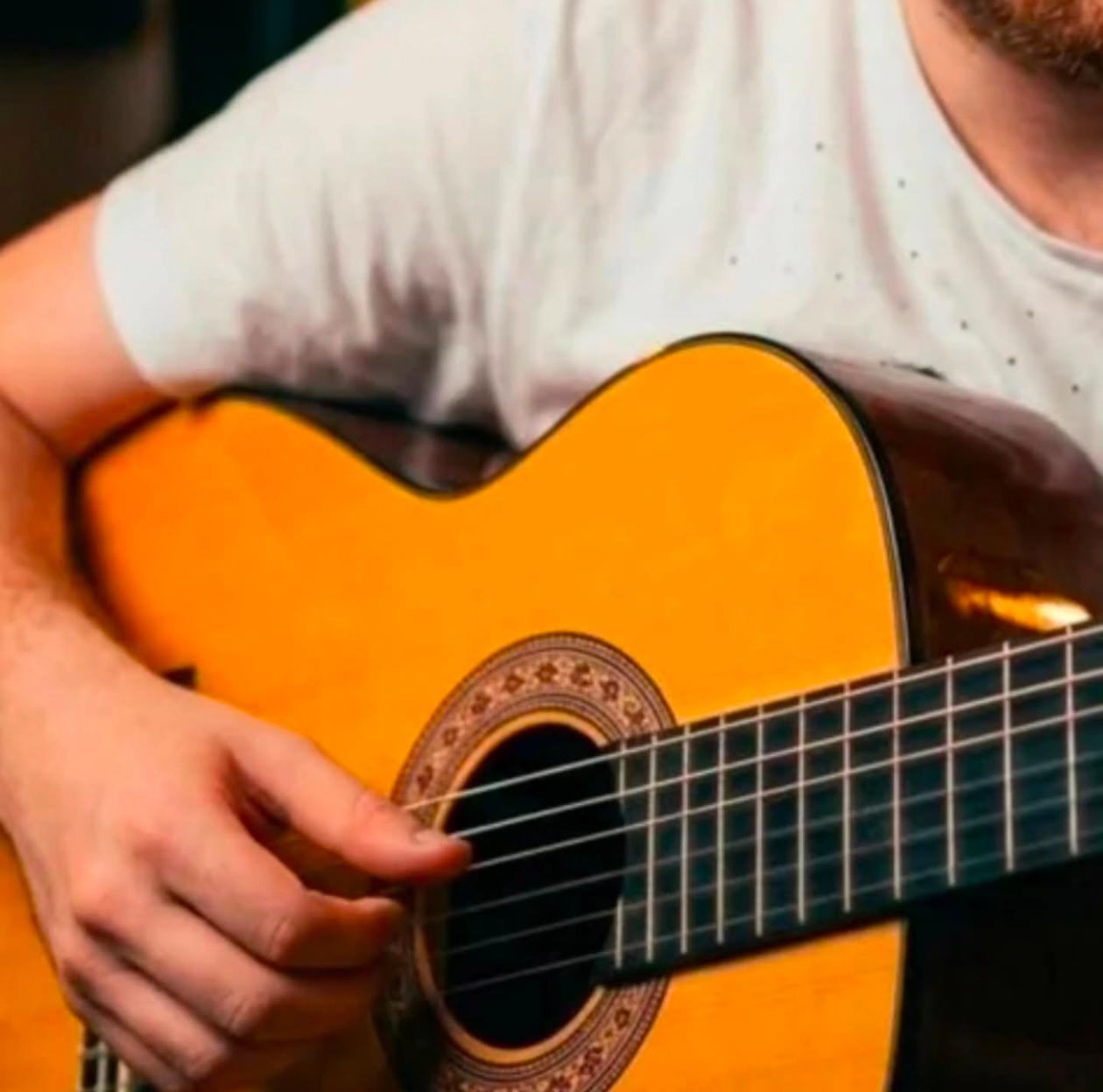 Çağrı Dayı gitarla verdiği poz